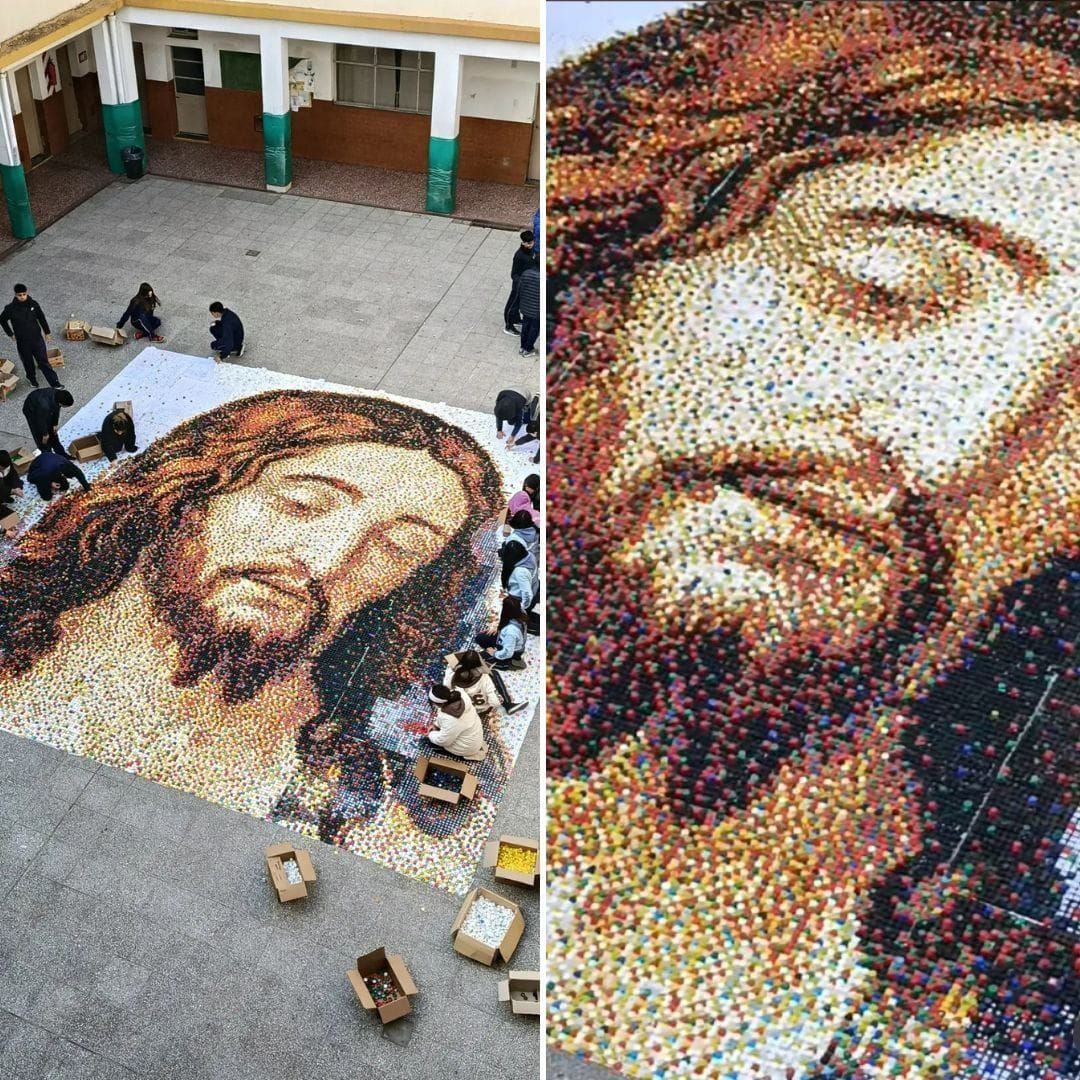 Sorprendente: Ragazzi ricreano il Volto di Gesù di Leonardo da Vinci con Migliaia di Tappi di Plastica