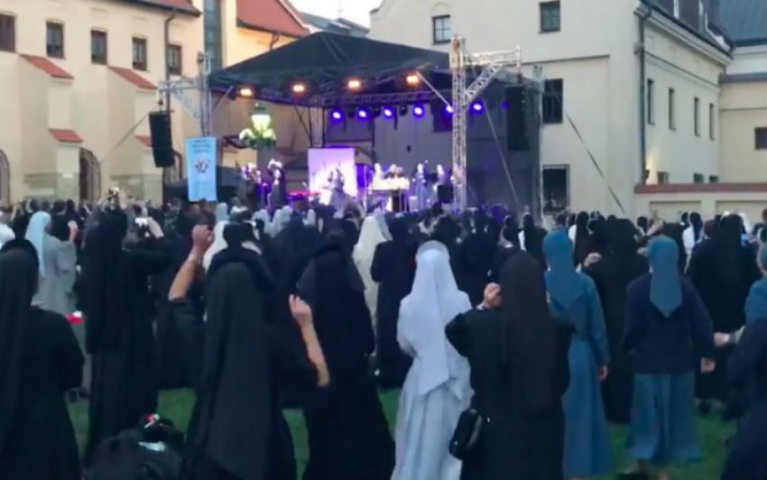 Virale: Centinaia di Suore ballano ad un Concerto!
