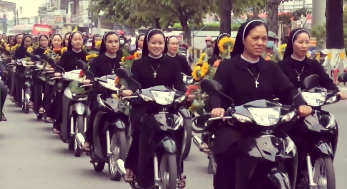 Queste Suore in Vietnam si sono Inventate la Processione in Motorino