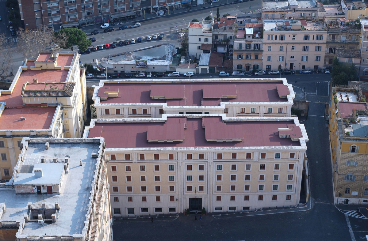 Dove vive Papa Francesco? Ecco alcune foto della sua stanza