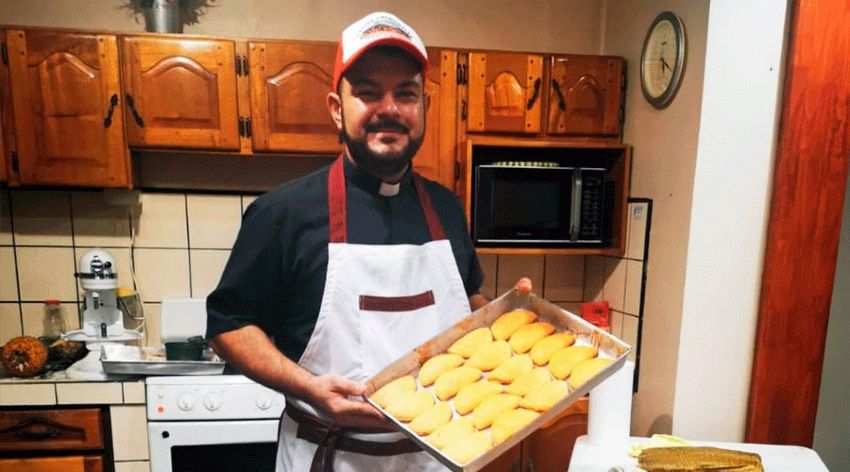 Costa Rica: sacerdote fa il pane per i bisognosi!