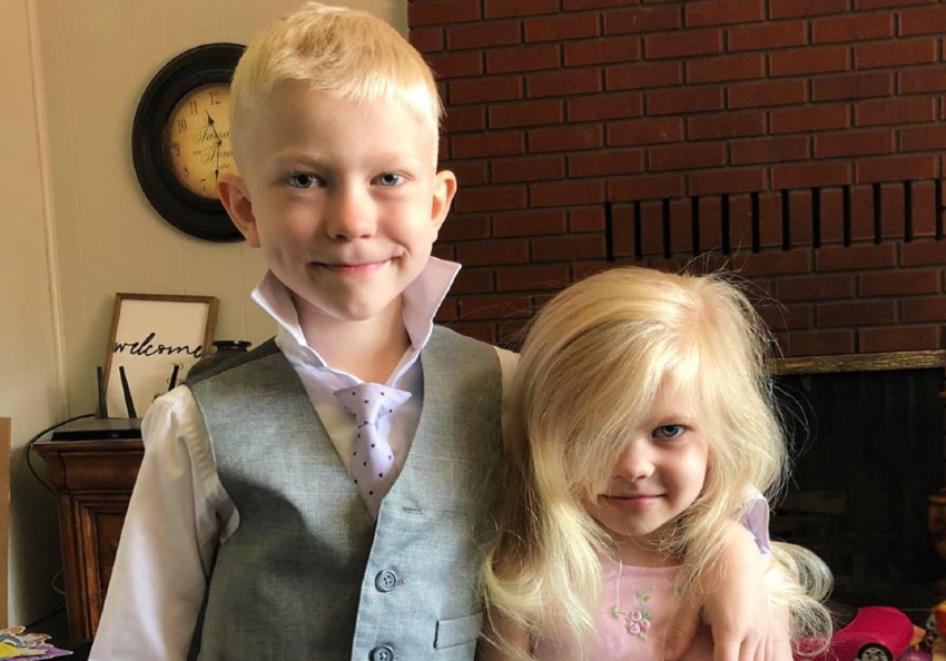 Un bambino di 6 anni ha protetto dall'attacco di un cane sua sorella minore