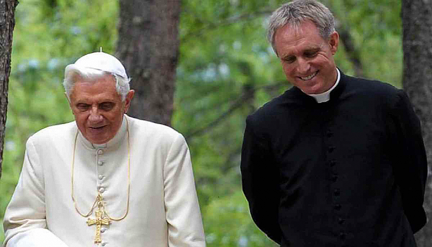 Benedetto XVI ha ripreso le passeggiate nei Giardini Vaticani