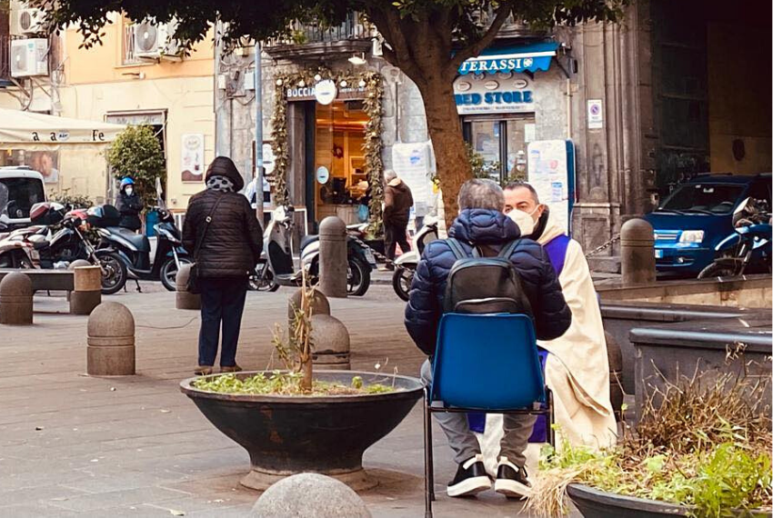 Don Michele che confessa in strada afferma "Siamo un ospedale da campo"