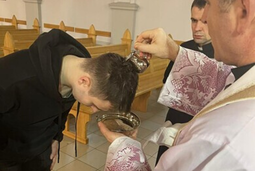 Ragazzo Ucraino ha ricevuto il Battesimo dopo essere stato chiamato in Guerra