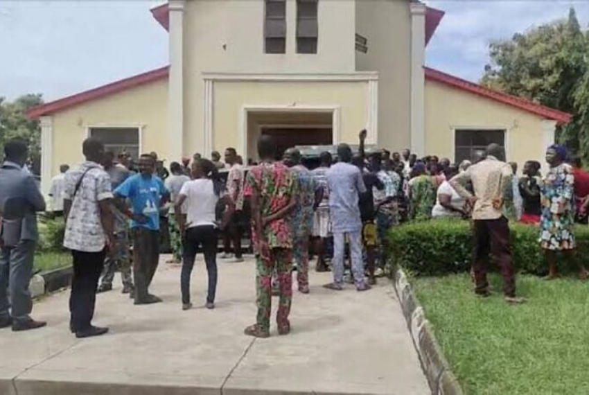 Gruppo armato attacca una Chiesa e uccide Fedeli a Pentecoste