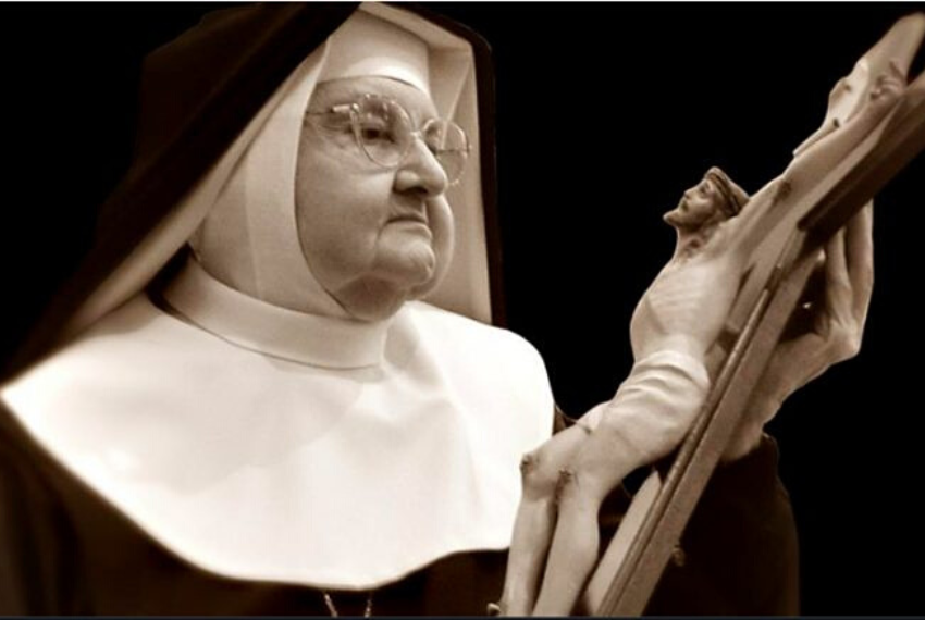 Ti senti scoraggiato/a? Recita la Preghiera di Madre Angelica per avere più Forza!