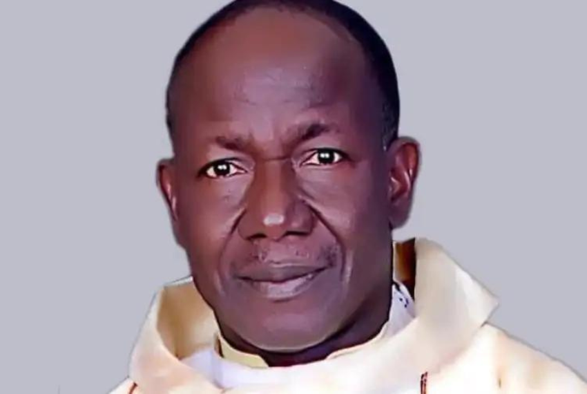L'ultimo Atto del Sacerdote prima di essere bruciato vivo in Nigeria