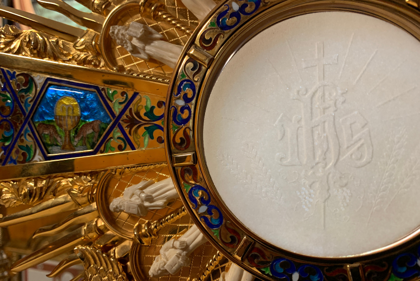 Vescovo e Sacerdoti si salvano dal bombardamento della Cattedrale grazie al Santissimo Sacramento