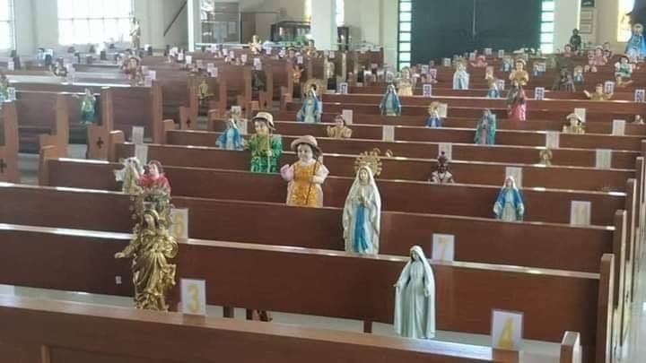 Con l'aiuto dei Santi la Chiesa garantisce la distanza tra i fedeli