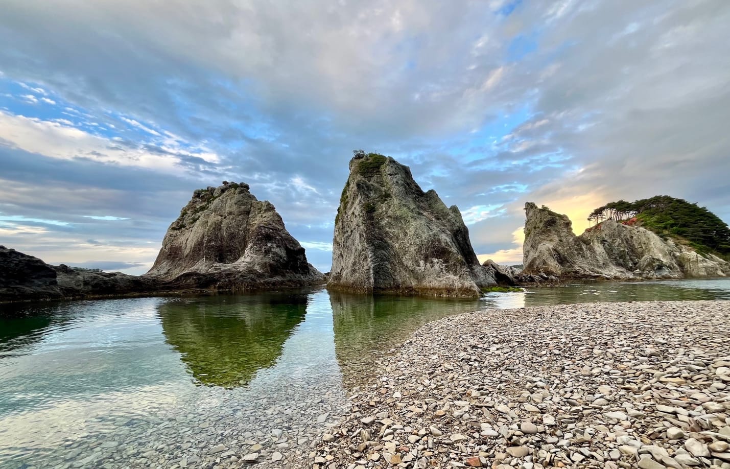 A rocky beach with rocks and water

AI-generated content may be incorrect.