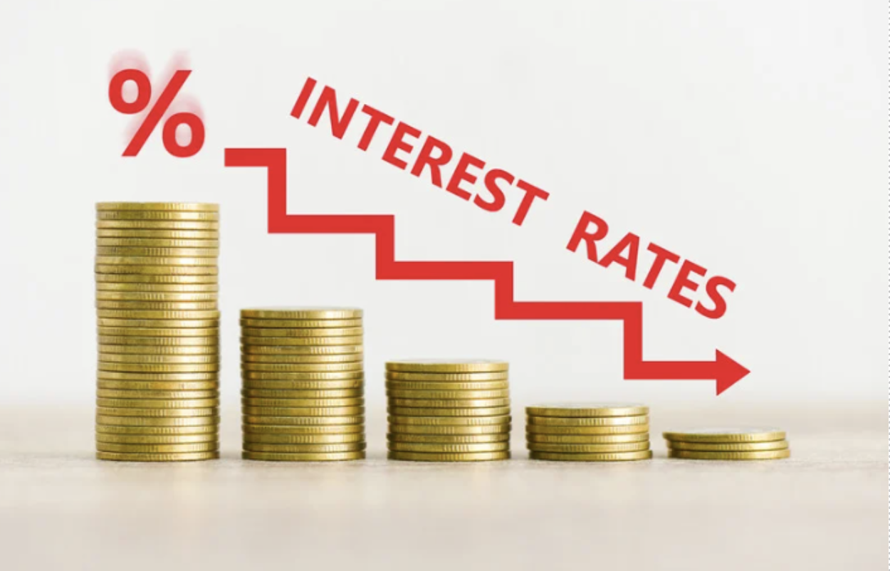 Illustration of falling interest rates shown with stacked gold coins and red arrow. 