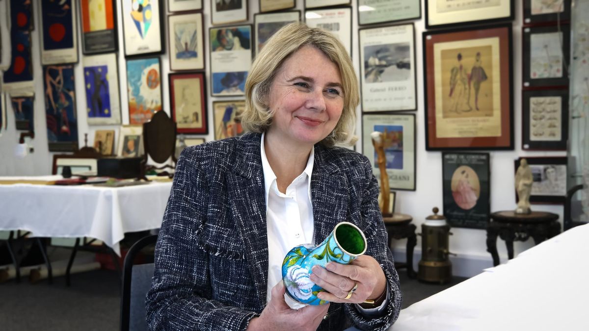 Antiques star looks for treasures in Chatham