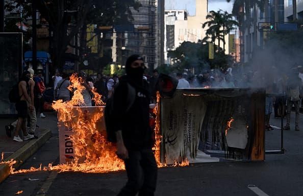 Đảng đối lập kêu gọi biểu tình khi Venezuela chọn thân Trung Quốc và suy thoái suốt 20 năm