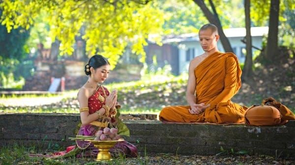 Một thiếu nữ xinh đẹp sau khi bố thí giày cho nhà sư lại treo cổ tự vẫn