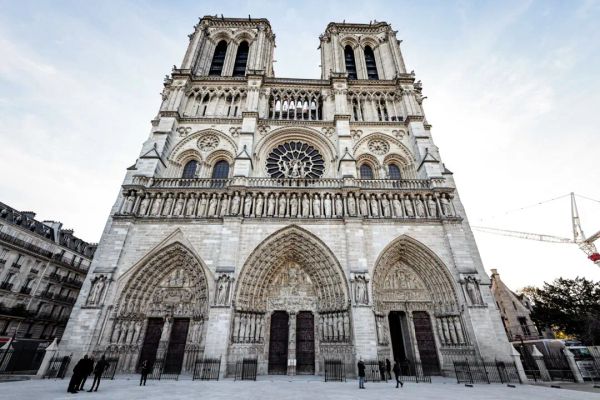 Trái tim nước Pháp: Câu chuyện về nhà thờ Đức Bà Paris