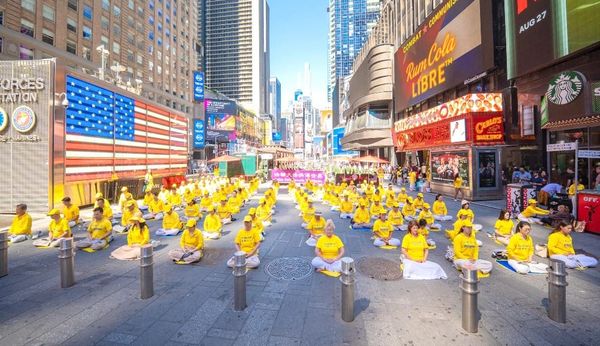 Người tập Pháp Luân Công ở Quảng trường Thời đại, du khách khen ngợi "Chân, Thiện, Nhẫn"