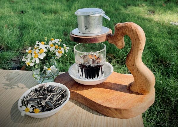 Khi muốn than phiền, hãy tự mời mình một tách cà phê