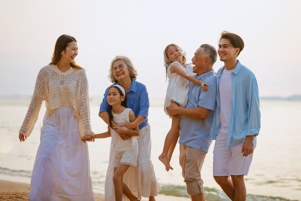 Tục ngữ: “Con trai không nói lỗi cha, con gái không kể xấu mẹ” – Trí tuệ ứng xử và cội nguồn đạo hiếu