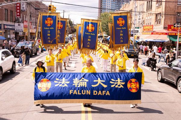 Học viên Pháp Luân Công diễu hành tại Brooklyn, New York nhận được nhiều lời khen ngợi