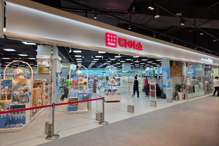 韓國亞成大創透過大型店鋪與迷宮動線，創造出電商無法取代的發現式體驗。