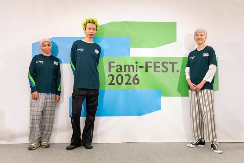 日本 FamilyMart 門市員工穿著 Convenience Wear T 恤型新制服