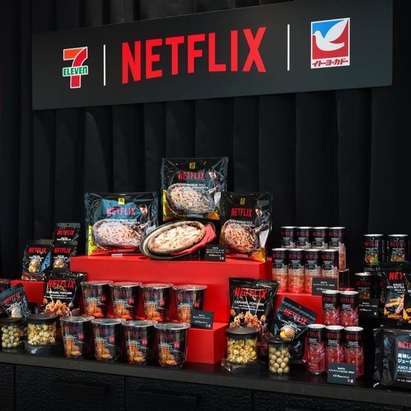 日本7-Eleven與Netflix聯名推出的黑色披薩，針對追劇需求的0.5食設計
