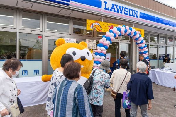 Happy Lawson Town 日野高幡台店，結合高齡生活支援與防災機能的社區型便利商店