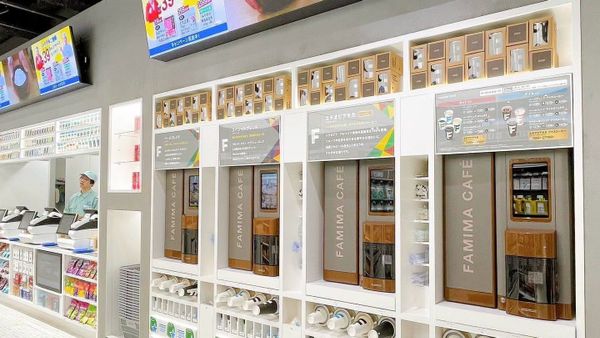 日本全家門市的 FAMIMA CAFÉ 自助咖啡機，上方數位看板播放活動廣告。