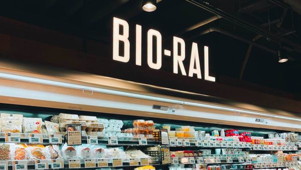BIO-RAL 冷藏食品陳列區，上方設有品牌招牌，貨架上陳列雞蛋、飲品與包裝食品。