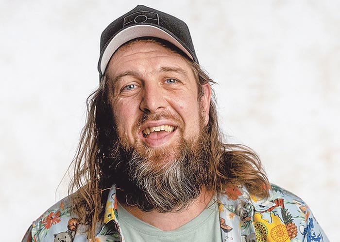 Comedian to tell his story on peninsula