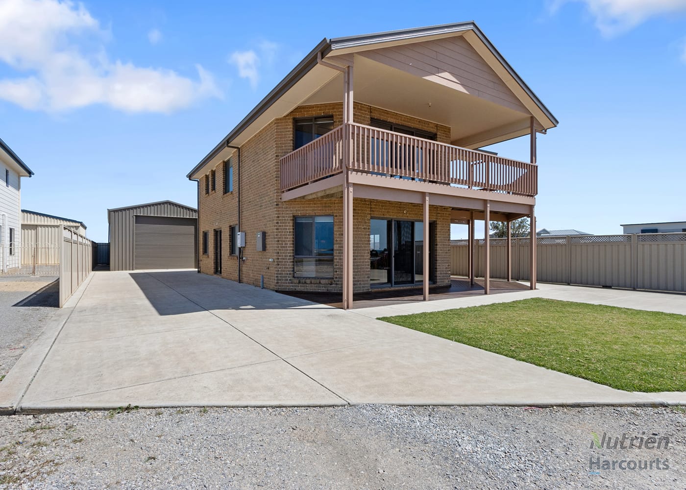 Seaside living at its finest: dual-level home opposite beach reserve in Edithburgh