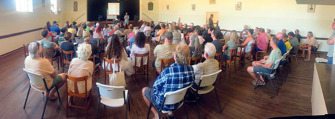 Minister calls community forum as algal crisis grows