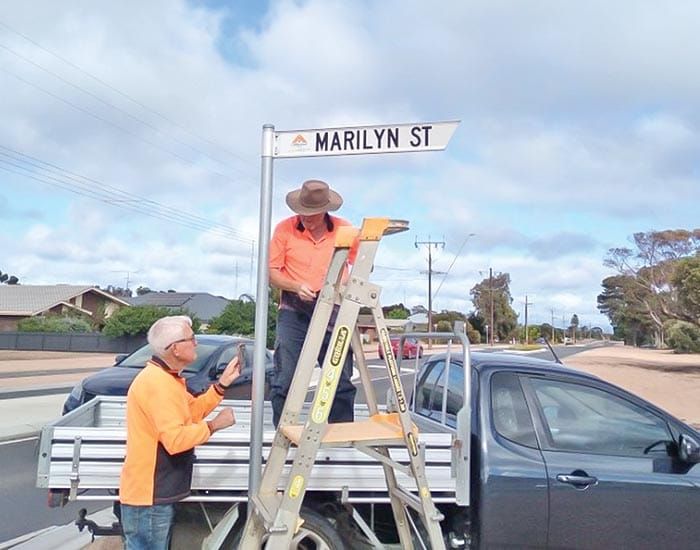 Moonta street sign icons update post image