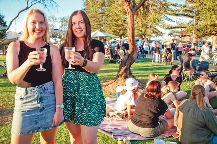 Hundreds feast on the foreshore post image