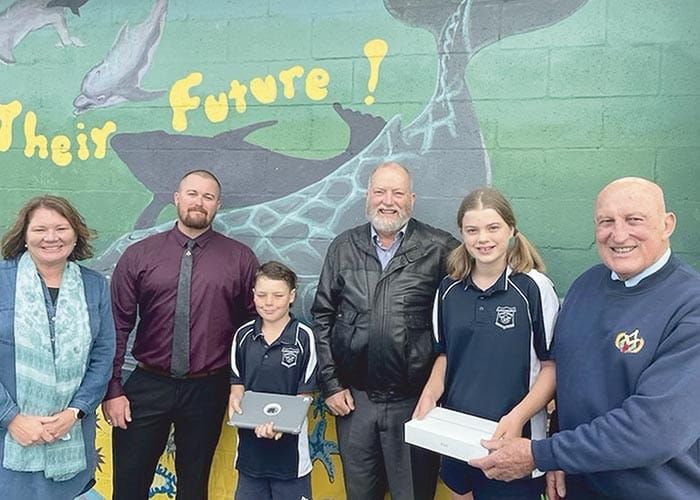 Ardrossan Freemasons give iPads to Stansbury Primary School students post image