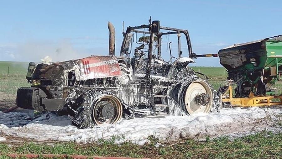 Tractor, spreader burned near Minlaton post image