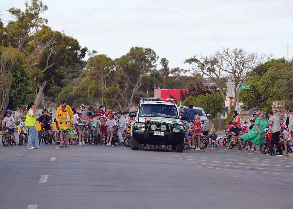 Crowds line Minlaton’s Main Street for Christmas Eve parade post image