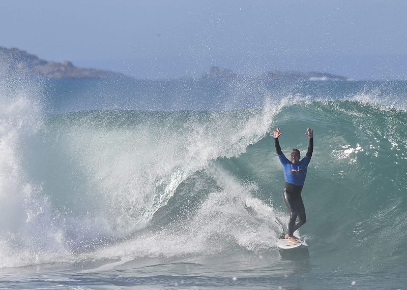 Surfers paddle to Chinamans for the 2026 Yorkes Classic post image
