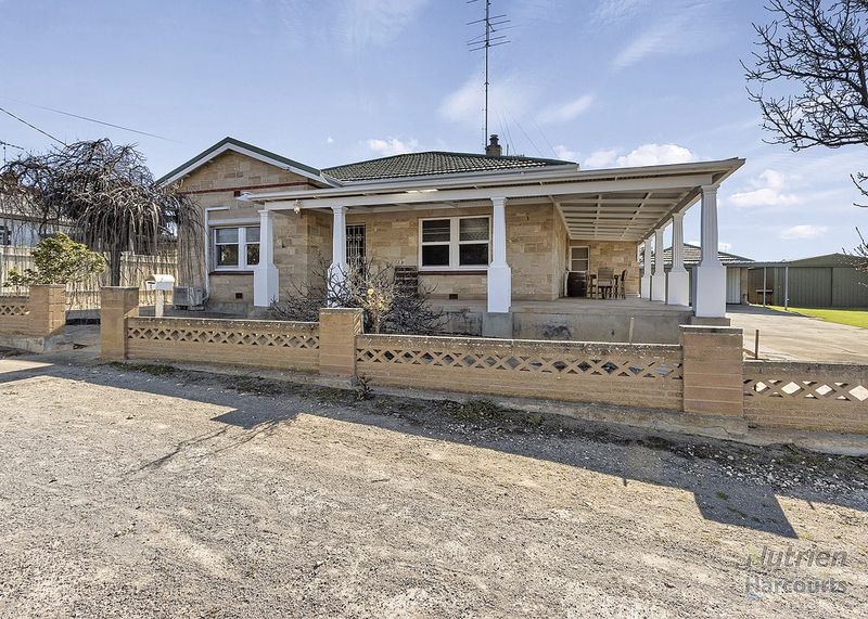 Charming stone home in the heart of Minlaton post image
