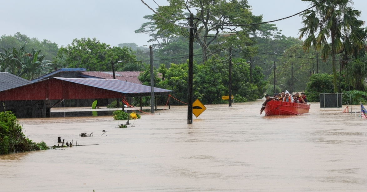 Kerajaan Johor Umumkan Bantuan RM11.2 Juta Untuk Mangsa Banjir, RM500 Bantuan Kepada Peniaga Bazaar Ramadan Yang Terjejas