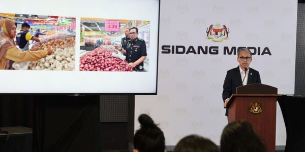 Prices of essential goods remain stable ahead of Aidilfitri, says Fahmi