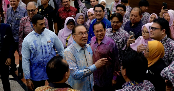 PM Anwar announces RM500 Aidilfitri financial assistance for civil servants, retirees to receive RM250