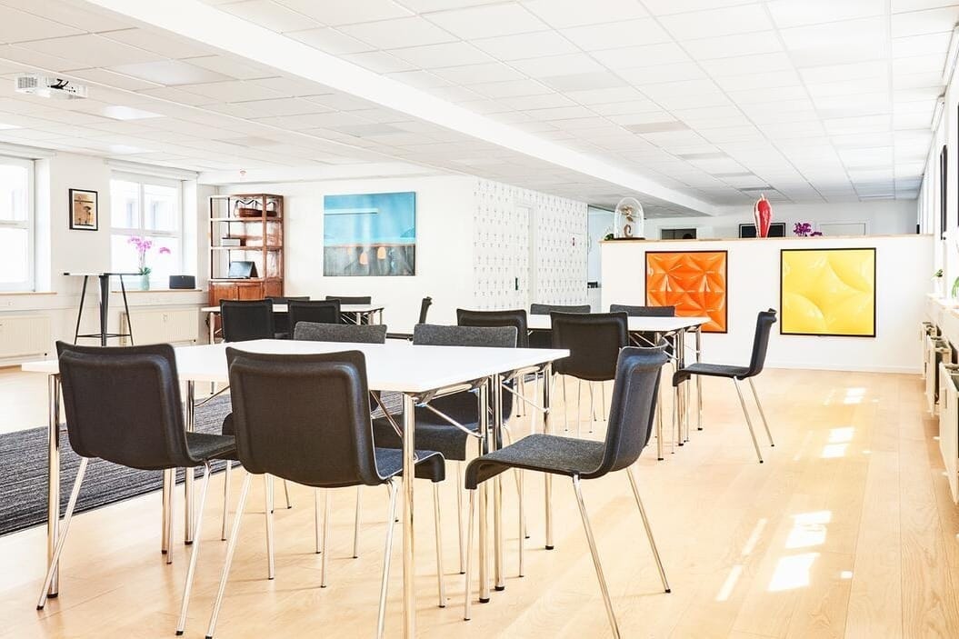 Lokale 12 hos MBK - Stort rum til konferencer med naturligt lys
