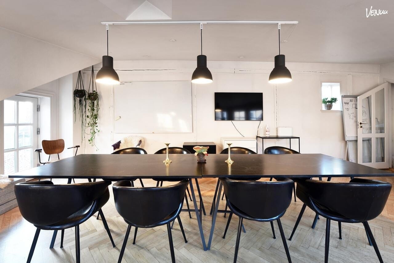 Lækkert lokale med massere af lys til dit næste event