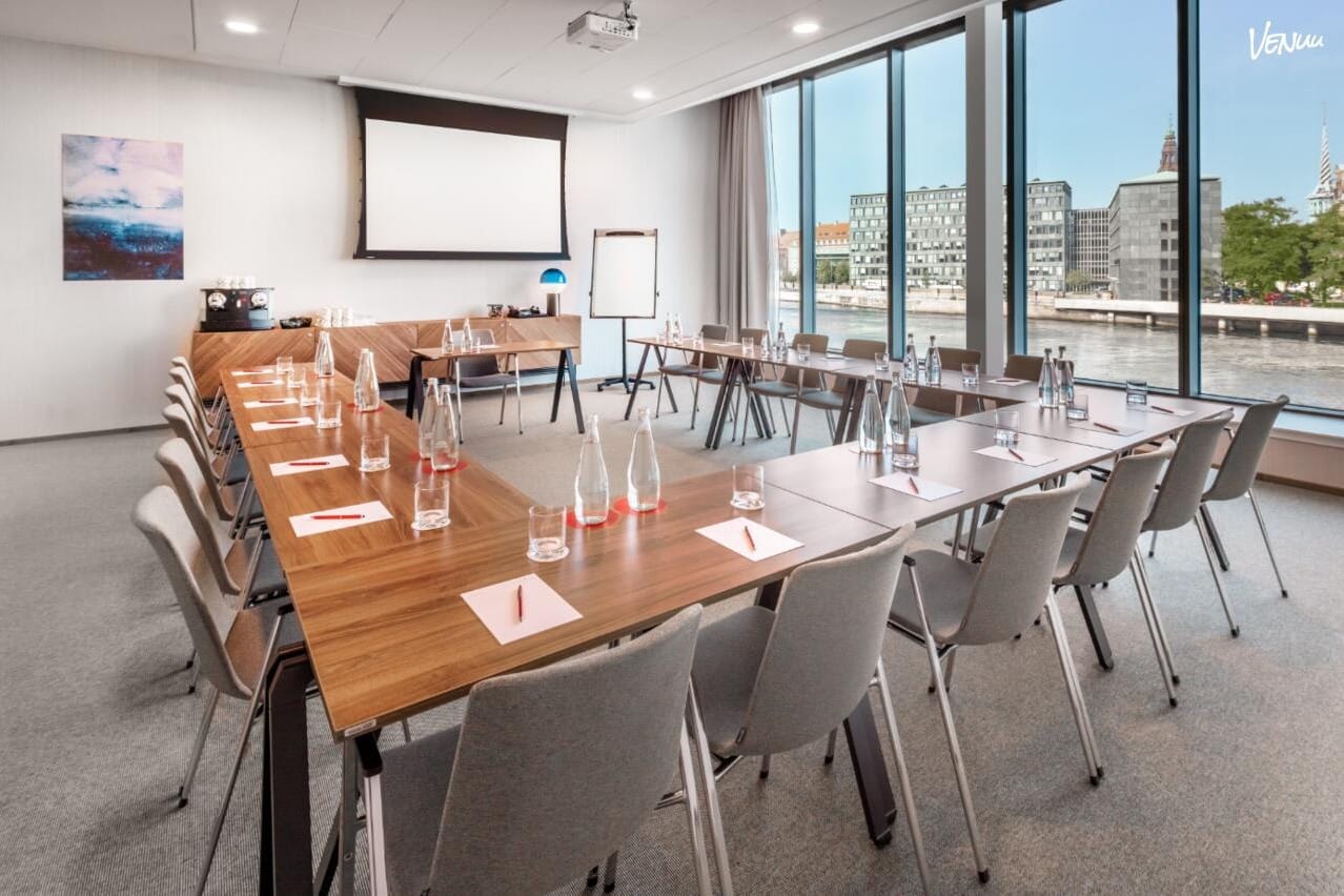 Lyst mødelokale med udsigt til vandet - NH Collection Copenhagen