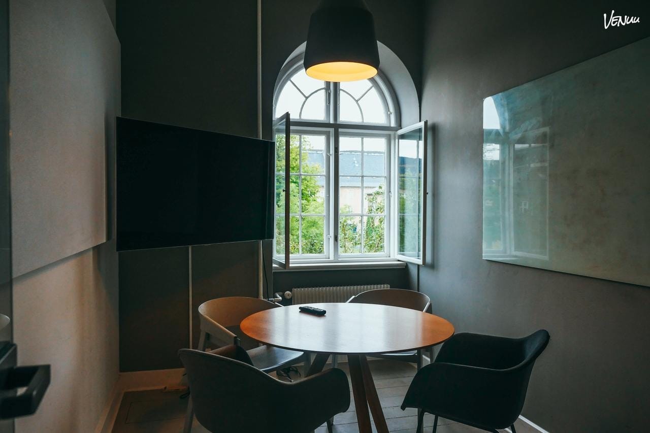 Stilrene og funktionelle mødelokaler med moderne teknologi og en innovativ vibe.