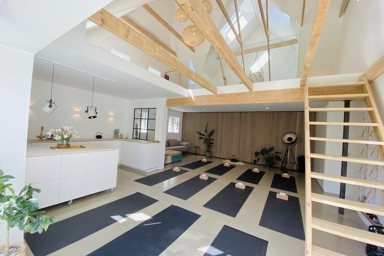 Kreativt og moderne mødelokale med plads til store tanker og innovative idéer.