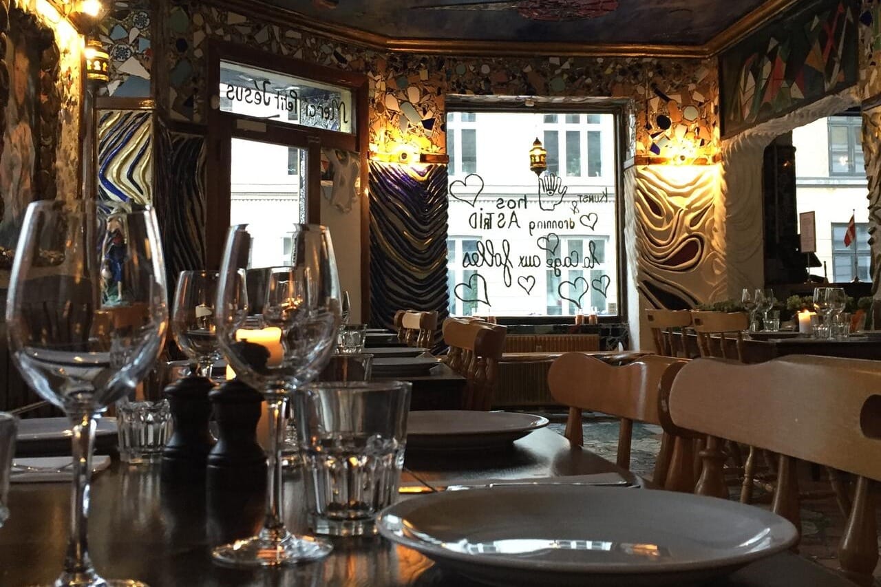 Kreativt festlokale med farverige omgivelser og plads til kreative firmafester.