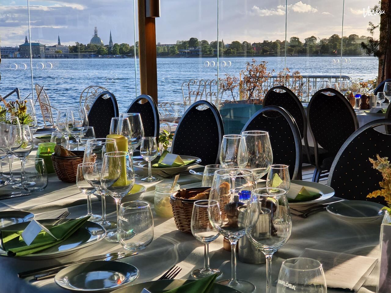 Mødelokale med havudsigt og afslappet stemning, ideelt til inspirerende møder.